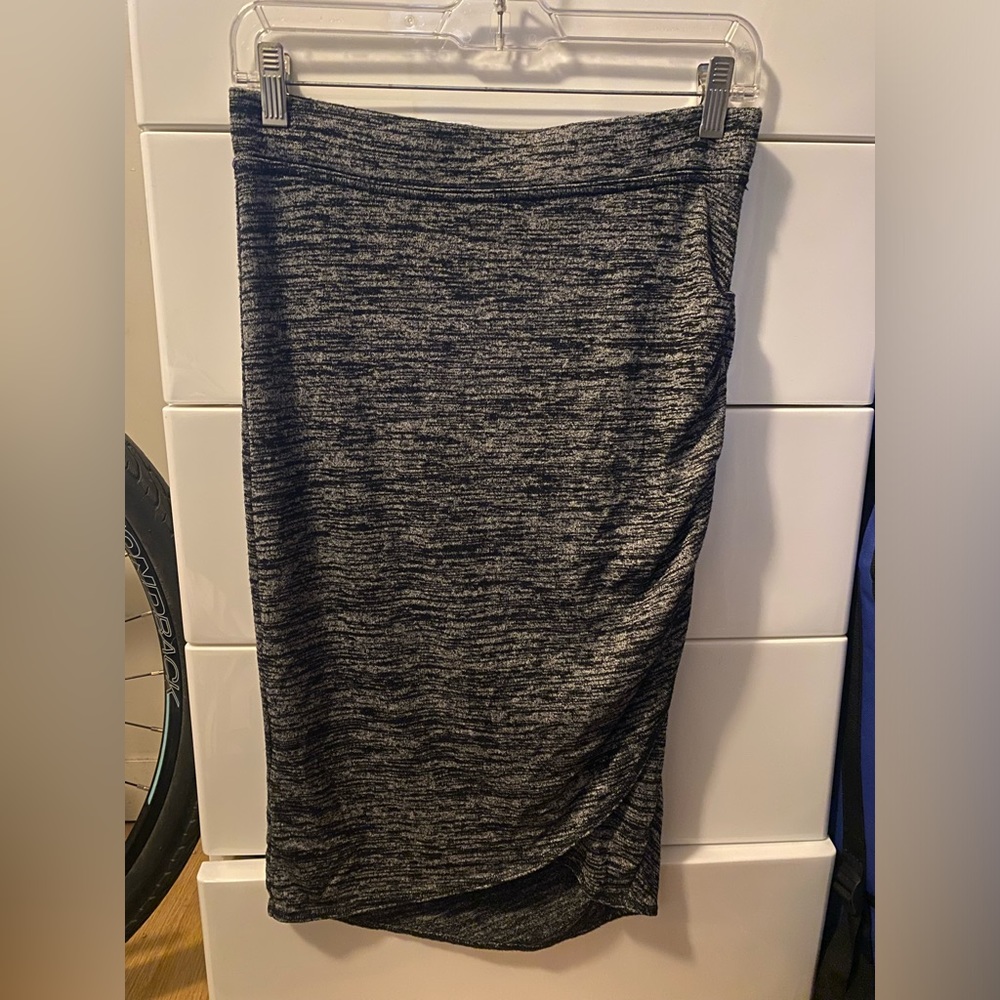 Aritzia/Wilfred ruched side midi skirt size 27